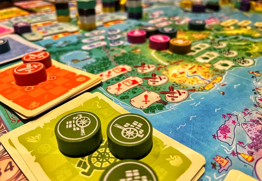 juego Exploradores de Navoria con ilustraciones de exploradores y paisajes exóticos