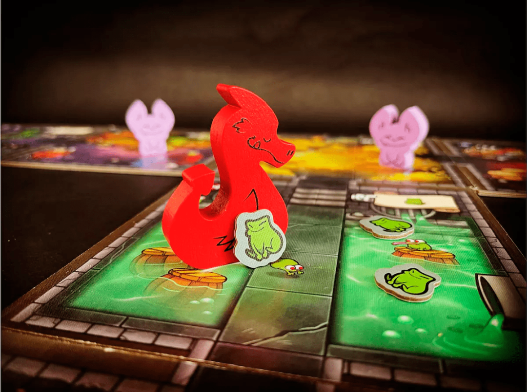 juego Keep the Heroes Out con monstruo lanza fuego y estilo cartoon.